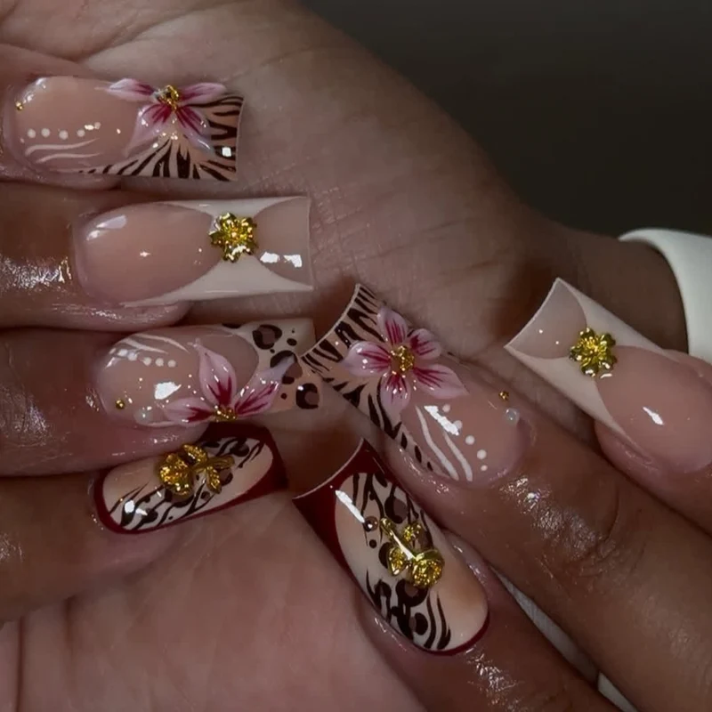 Stylische Blumen- und Tiermotiv-Nagelkunstverlängerungen Karnz