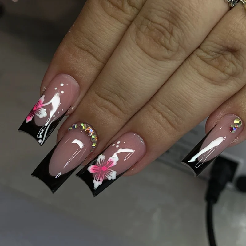 Glamouröse Blumenakzent Stiletto Nagelkunst Verlängerungen Karnz