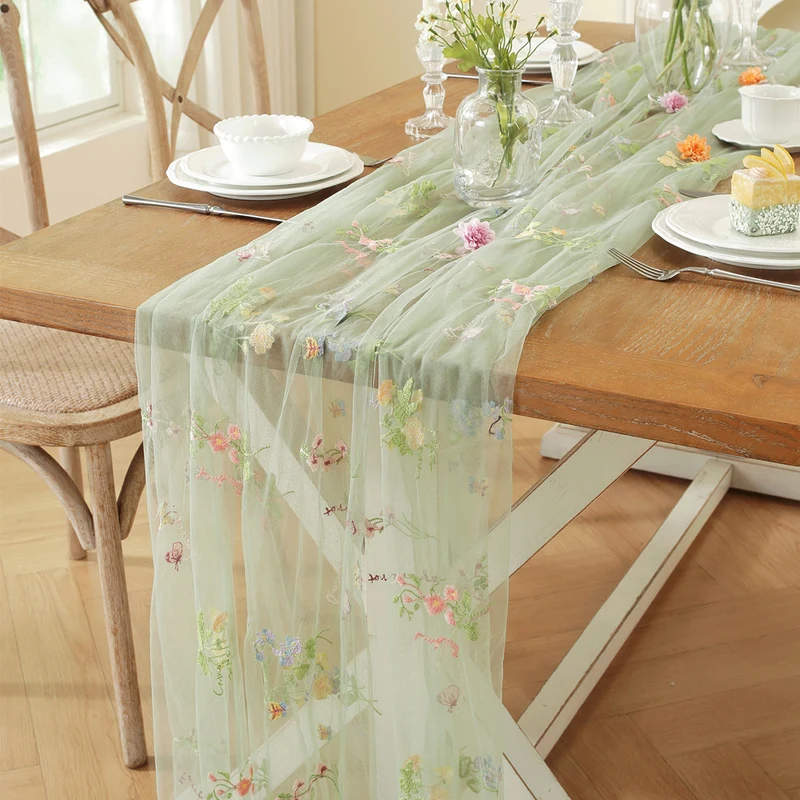 Bestickter Organza Tischläufer