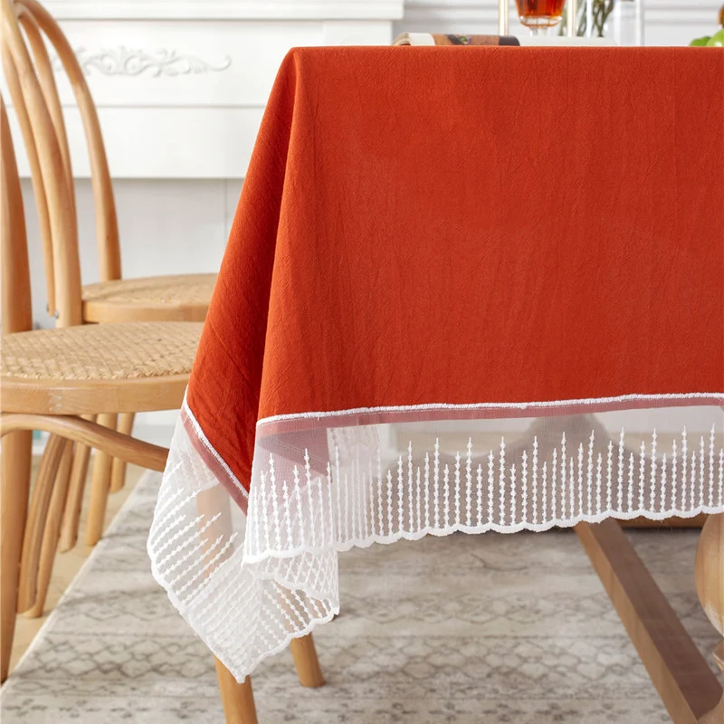 Elegante Tischdecke mit Spitzensaum