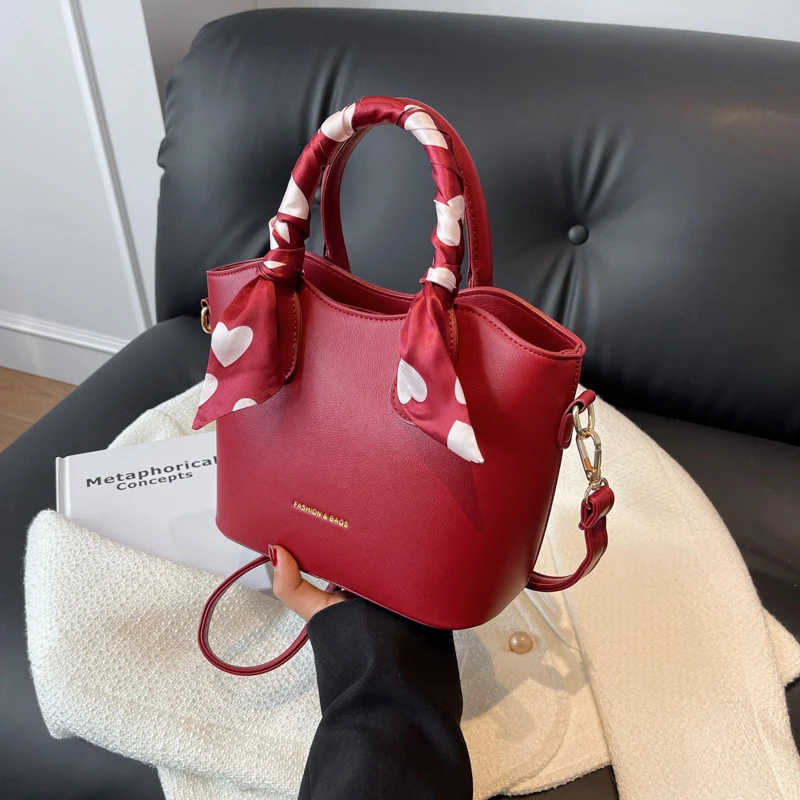 Stylische mit Schal verzierte Handtasche Karnz