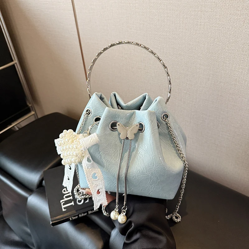 Stylische Handtasche mit Schmetterlingsdetail Karnz