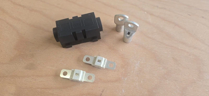 Sicherungshalter 80A/12V mit 2 Sicherungen und Kabelschuhe