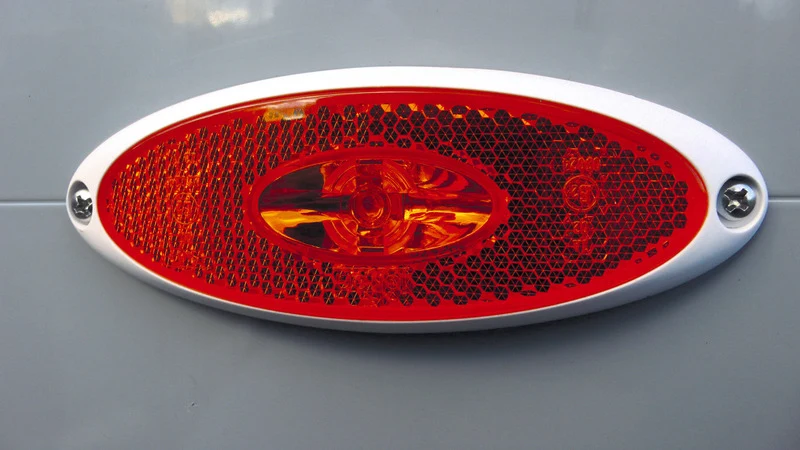 LED-Seitenmarkierungsleuchte 12V Aufbau, Sockel weiss SB