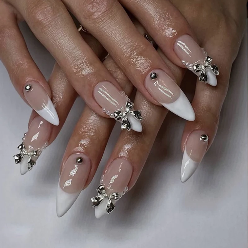 Elegante Stiletto Nagelkunst mit Strass-Akzenten Karnz