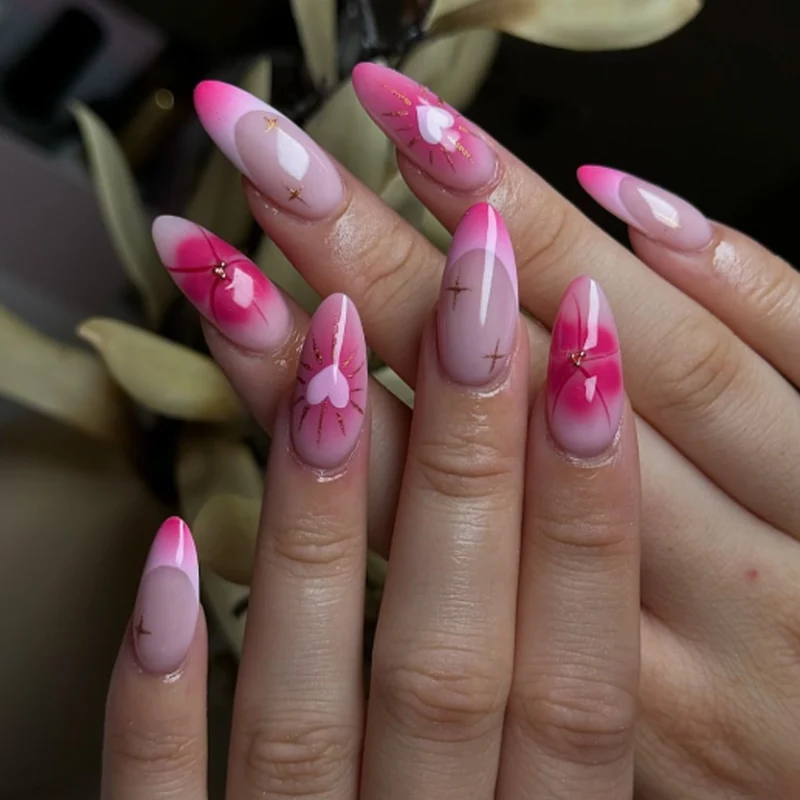 Elegante Stiletto-Nagelkunst mit Herzdesigns Karnz