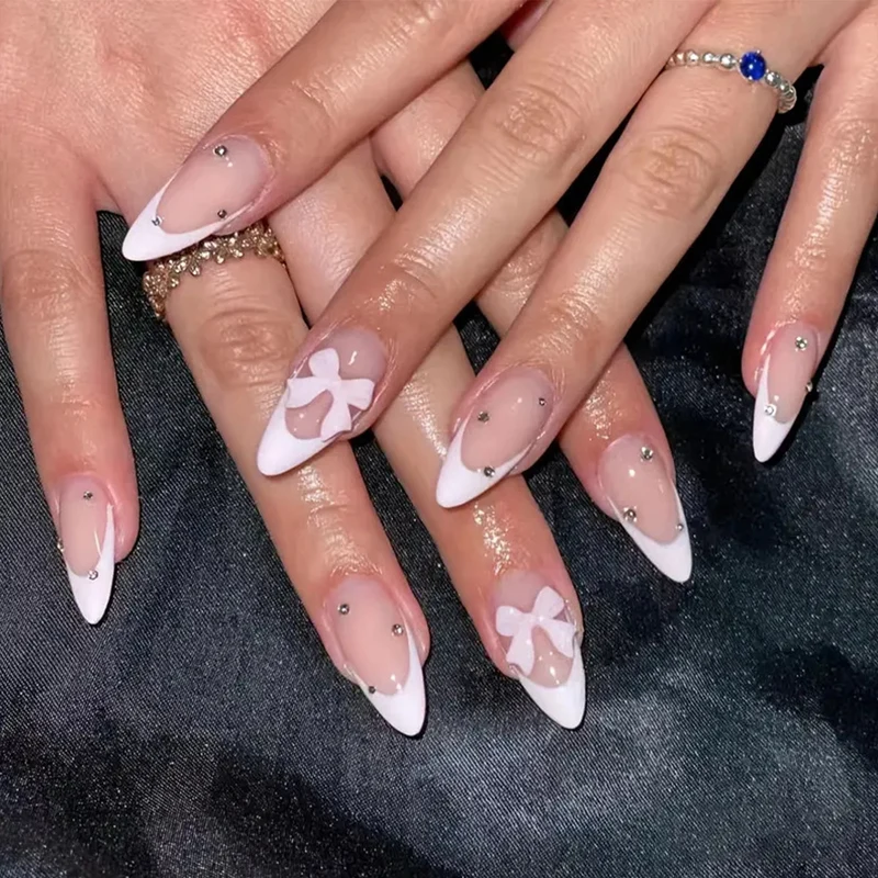 Elegante Stiletto-Nagelkunst mit floralen Designs Karnz