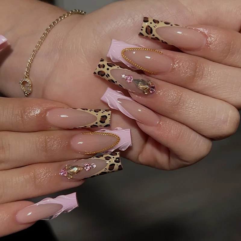 Elegante Stiletto Nagelkunstverlängerungen mit Leopardenmuster Karnz