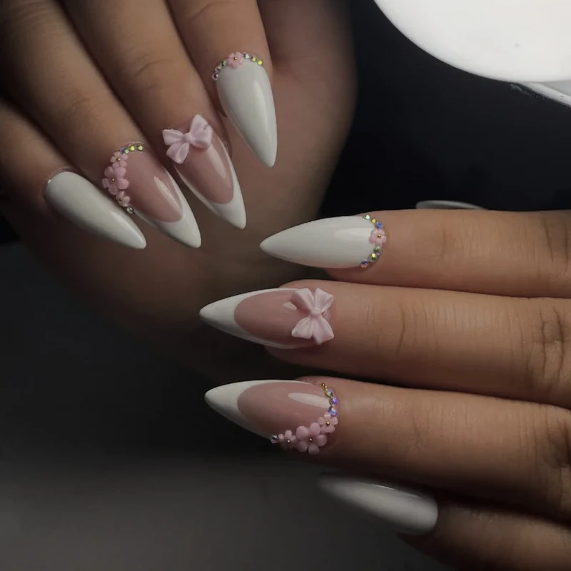 Elegantes Stiletto-Nagelkünstlerdesign Karnz