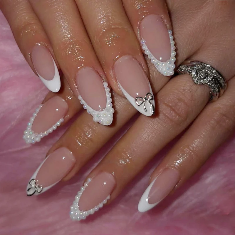 Elegante Perlenakzentuierte Stiletto Nagelkunst Karnz