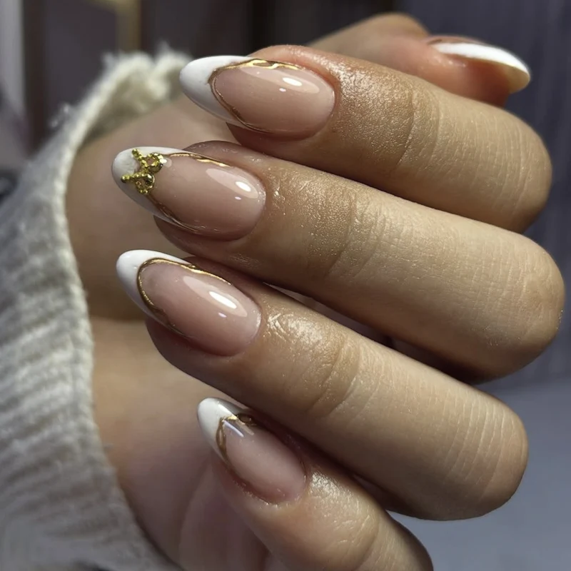 Elegante French Tip Nagelverlängerungen mit goldenen Akzenten Karnz