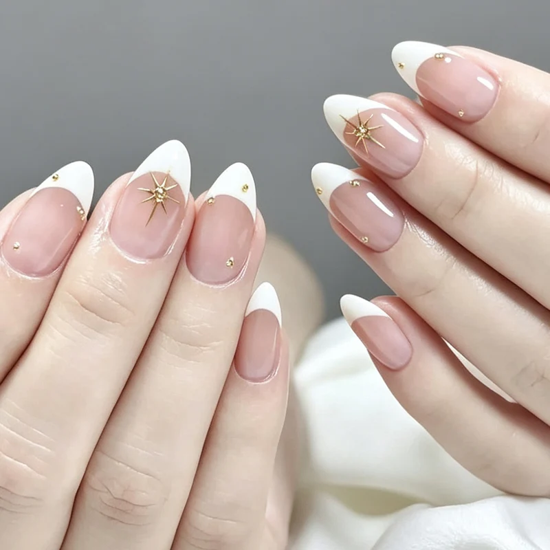 Elegante French Tip Nagelkunst mit goldenen Akzenten Karnz