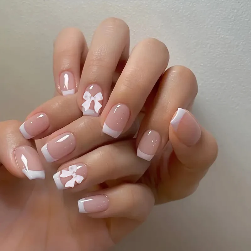 Elegante French Tip Nagelkunst mit Bow Verzierungen Karnz