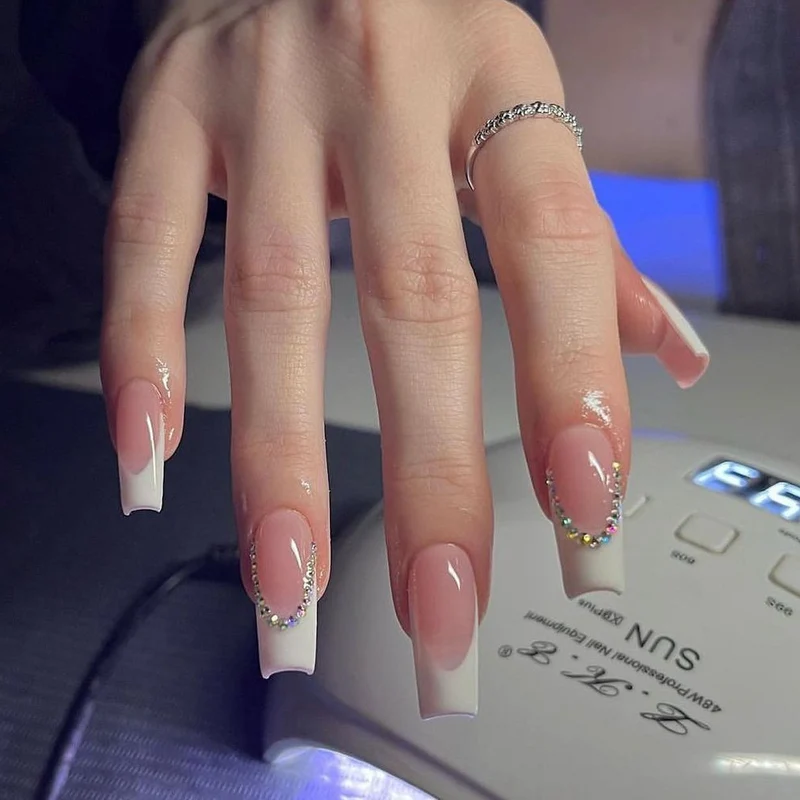 Elegante French Tip Acryl-Nagelerweiterungen mit Strassakzenten Karnz