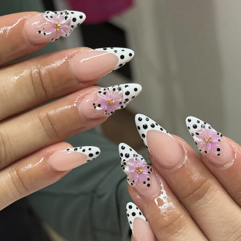Elegante Blumendesign Stiletto Nagelkunstverlängerungen Karnz