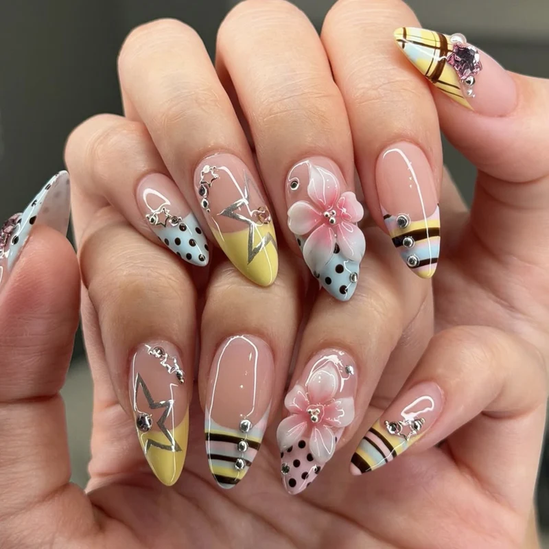 Elegante florale und geometrische 3D-Nagelkunstverlängerungen Karnz