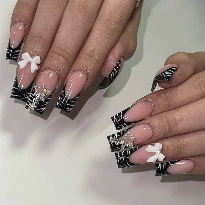 Elegante 3D Nagelkunstverlängerungen mit floralen Akzenten Karnz