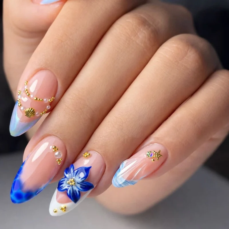 Dekoratives Nagelkunstdesign Karnz