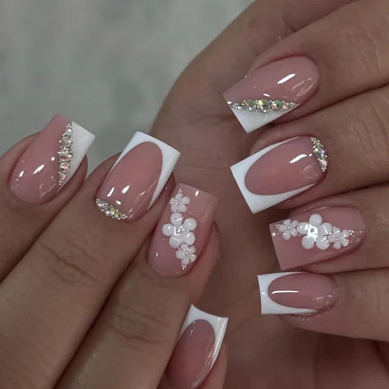 Dekorative Blumenakzent Nagelkunst Karnz