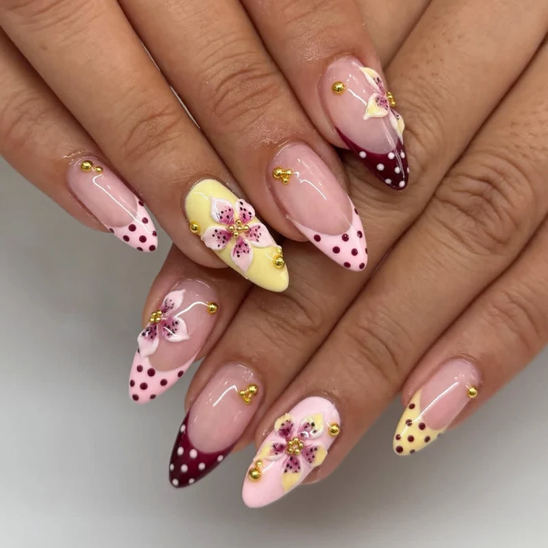 Dekorative Blumenakzent Nagelkunst Karnz