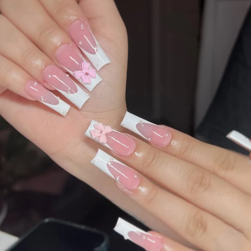 Dekoratives 3D Nagelkunstdesign Karnz
