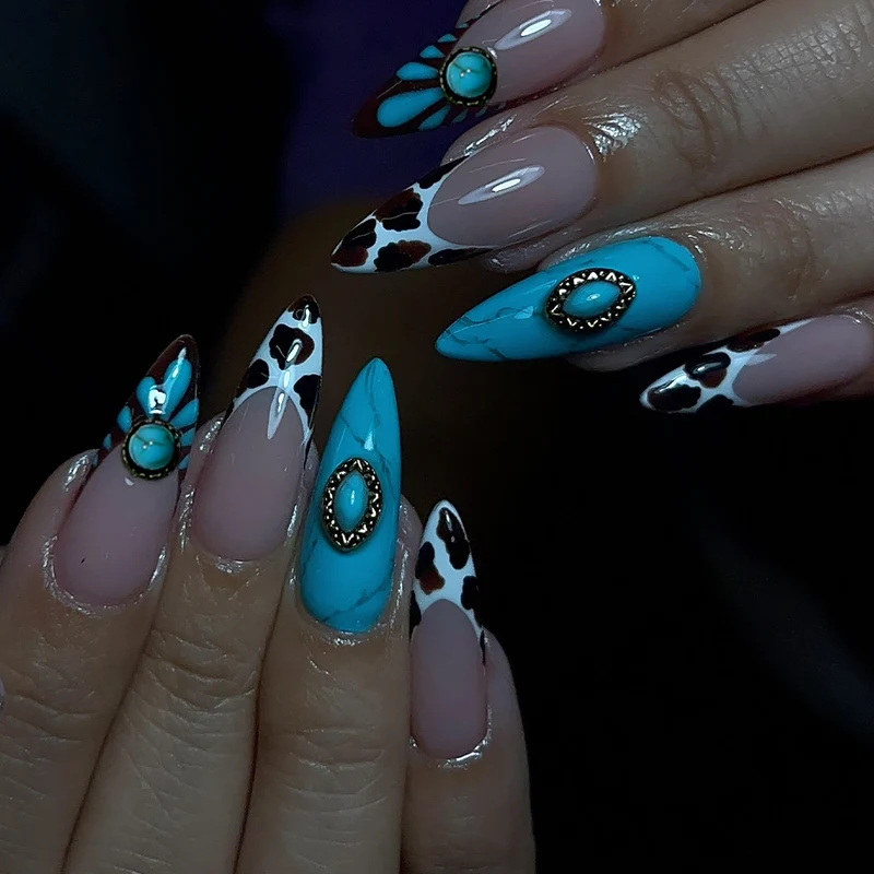 Künstlerische Stiletto-Nagelverlängerungen mit 3D-Akzenten Karnz