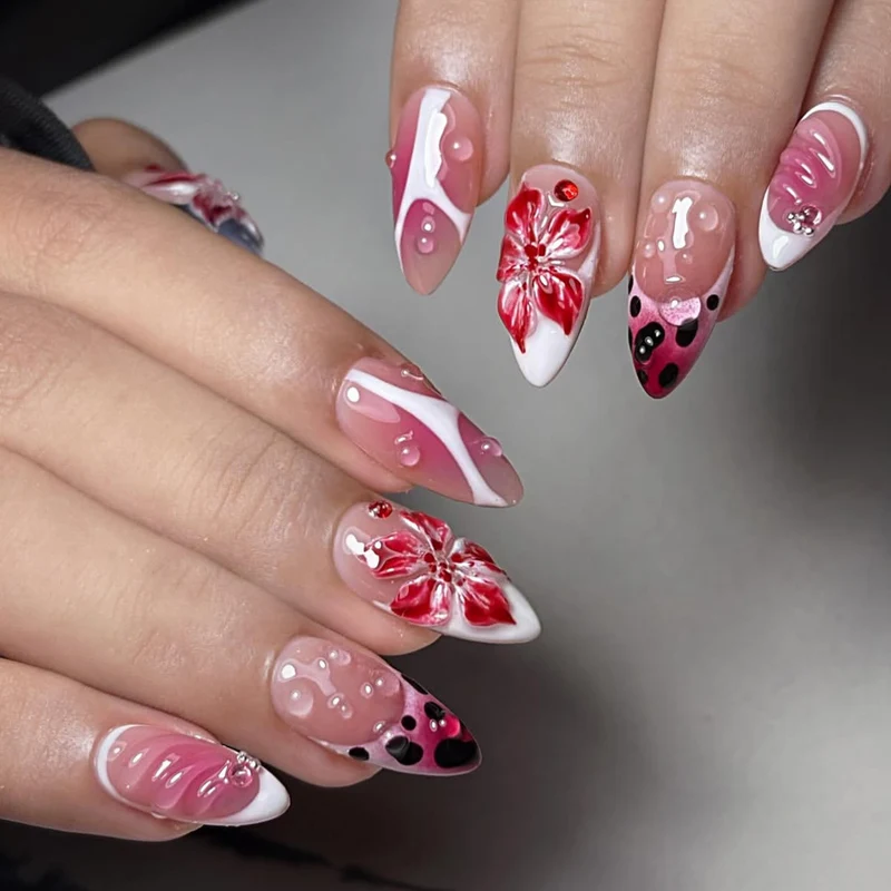Künstlerisches Floral-Nageldesign Karnz
