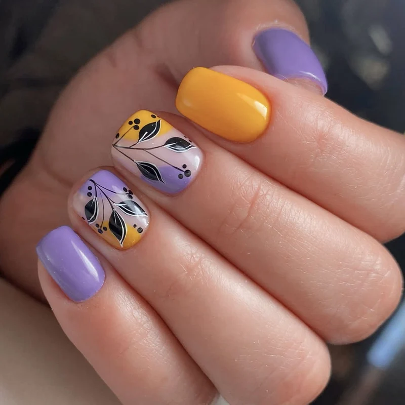 Künstlerisches Floral Nail Art Design Karnz