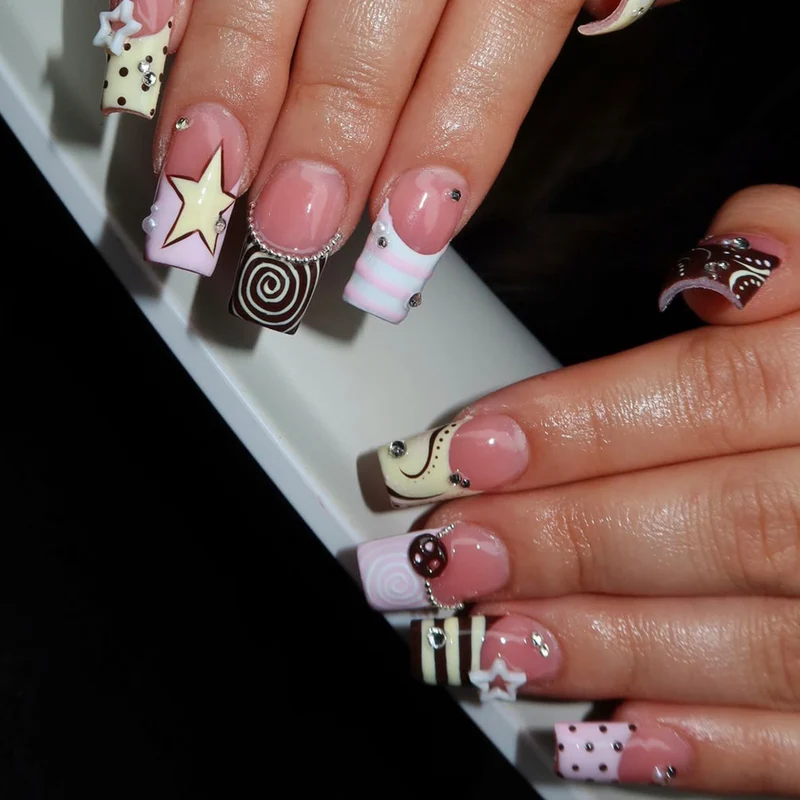 Künstlerische kreative Nagelkunstverlängerungen Karnz