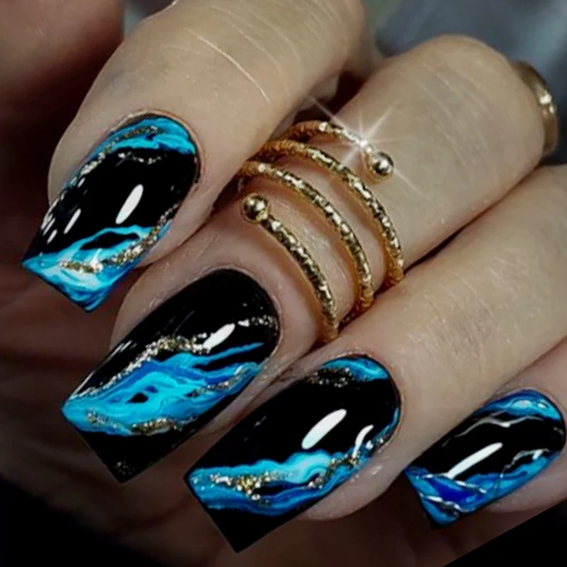 Künstlerische Acryl-Nagelverlängerungen mit goldenen Akzenten Karnz