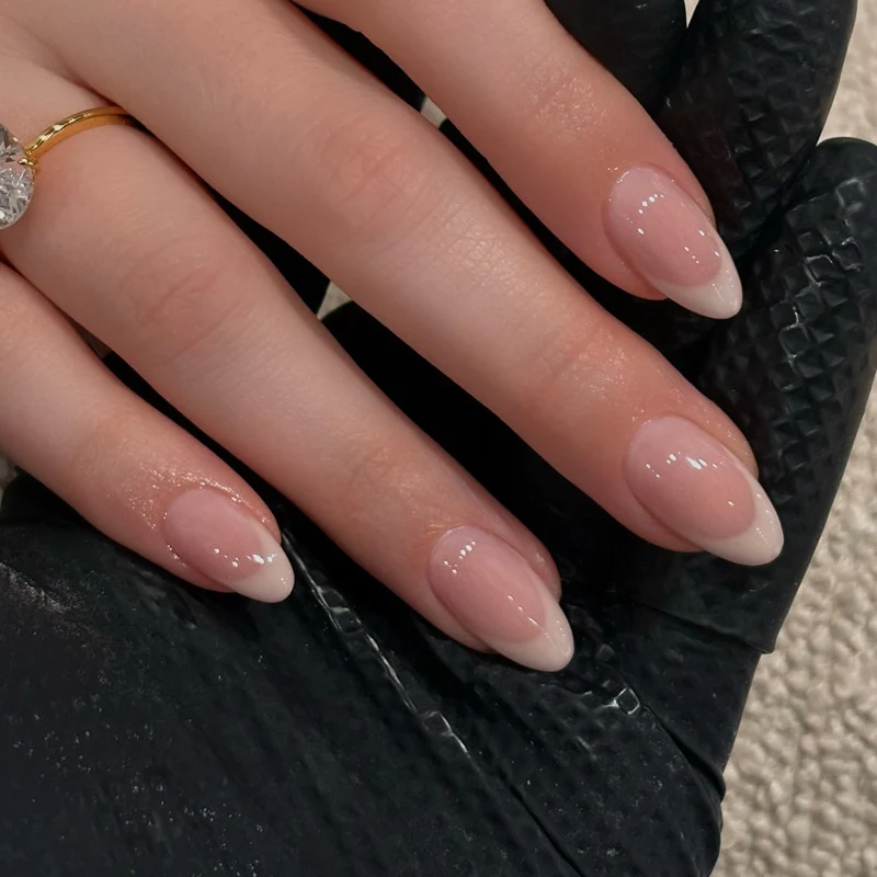 Glänzende French Tip Press-On Nägel mit elegantem Mandelprofil Karnz