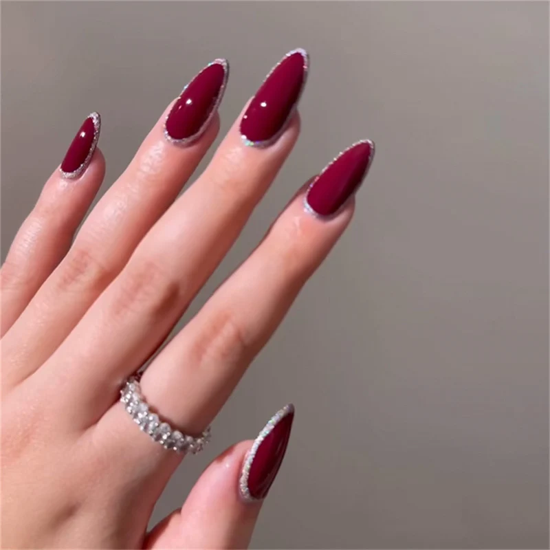 Glamouröse mit Strass veredelte Stiletto Press-On Nägel Karnz