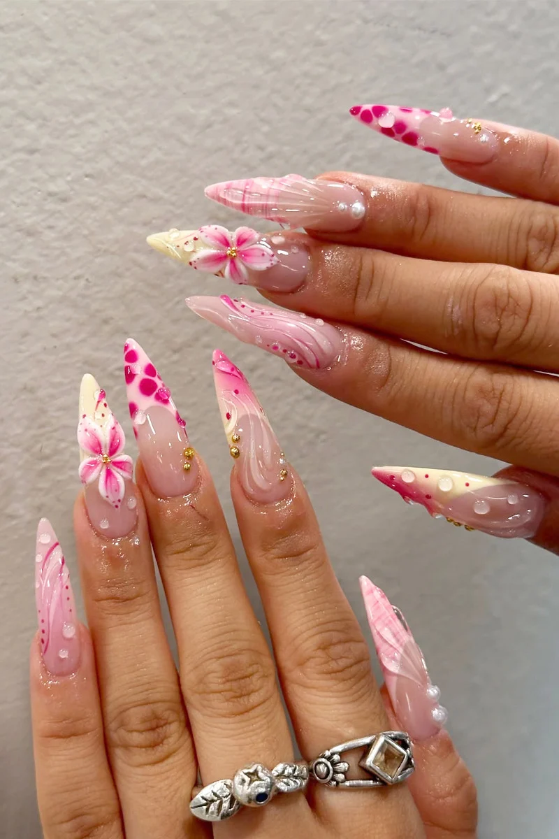 Florale Stiletto Press-On Nagelset mit künstlerischem Design Karnz