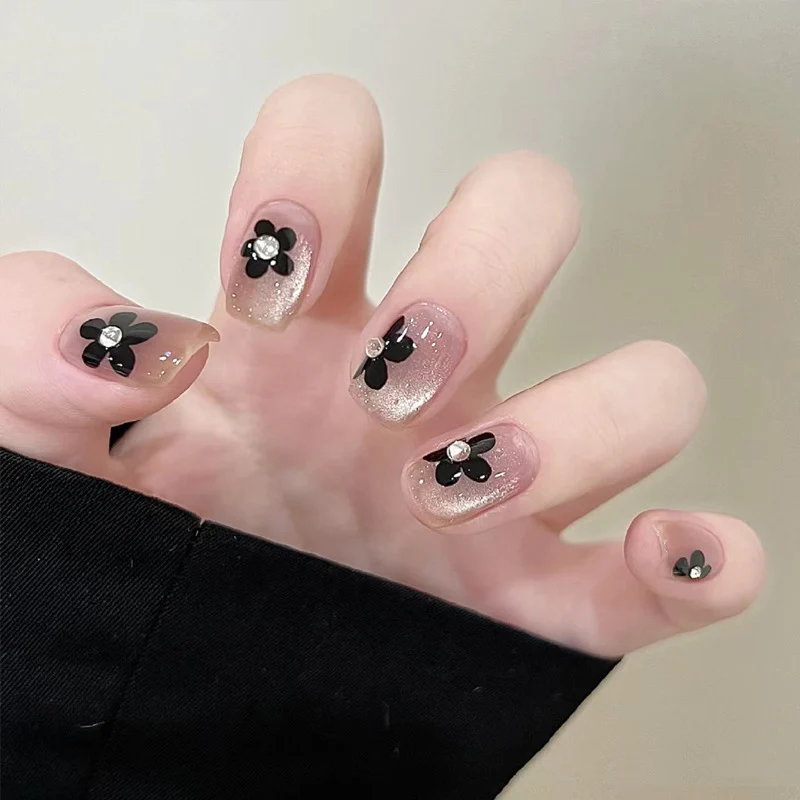Blumen-Design Press-On Nägel mit Edelstein-Akzenten Karnz