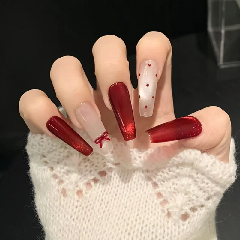 Festives Künstlerisches Press-On Nagelset Karnz