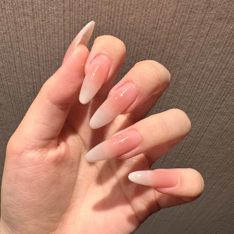 Elegante Stiletto Press-On Nägel mit Ombre-Finish Karnz