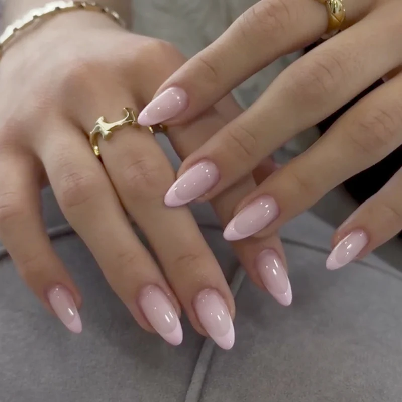 Elegante Stiletto Press-On Nägel mit glänzender Oberfläche Karnz