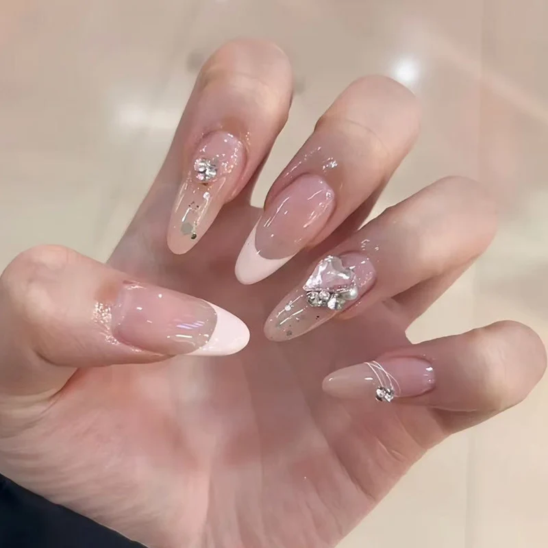 Elegante Stiletto Press-On Nägel mit Kristallakzenten Karnz
