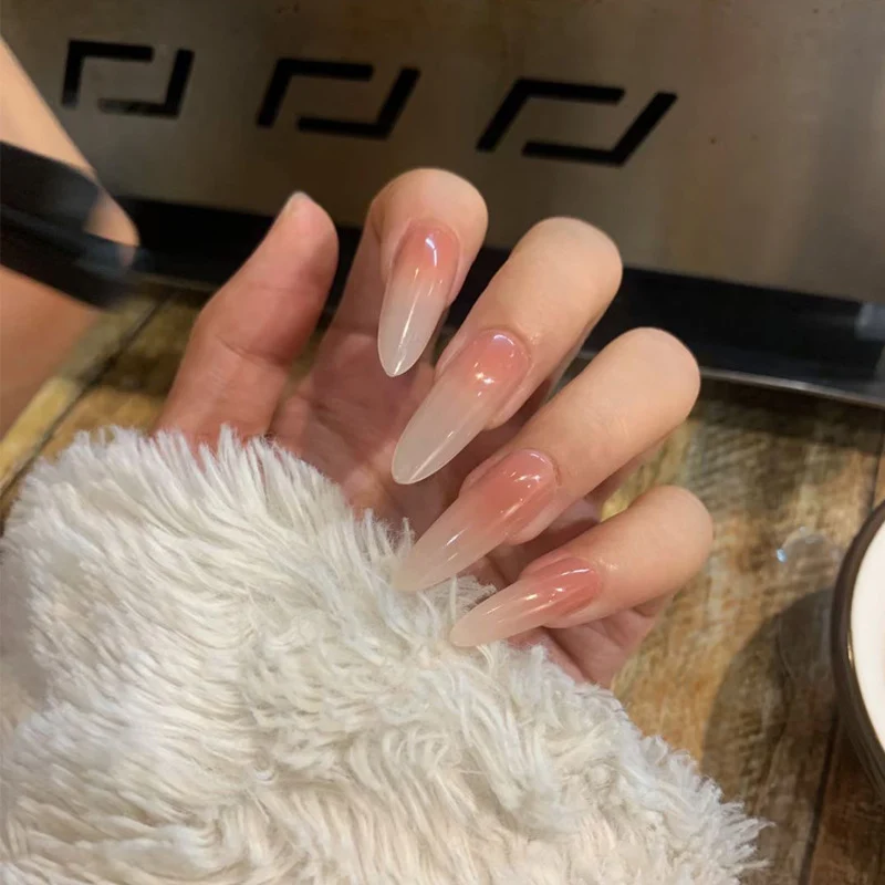 Elegantes Stiletto Press-On Nagelset mit Ombre-Finish Karnz