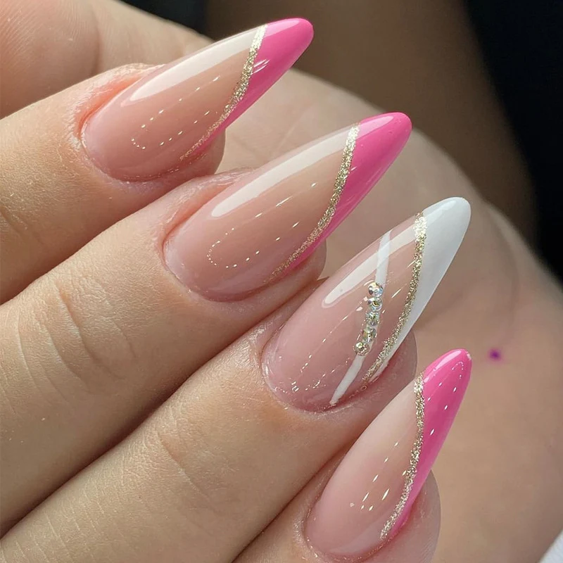 Elegantes Stiletto Press-On Nail Set mit goldenen Akzenten Karnz