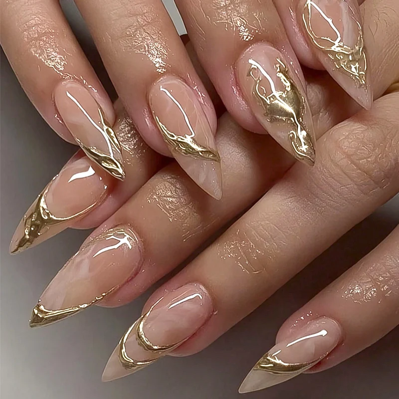 Elegante Stiletto Press-On Nagelkunst mit goldenen Akzenten Karnz