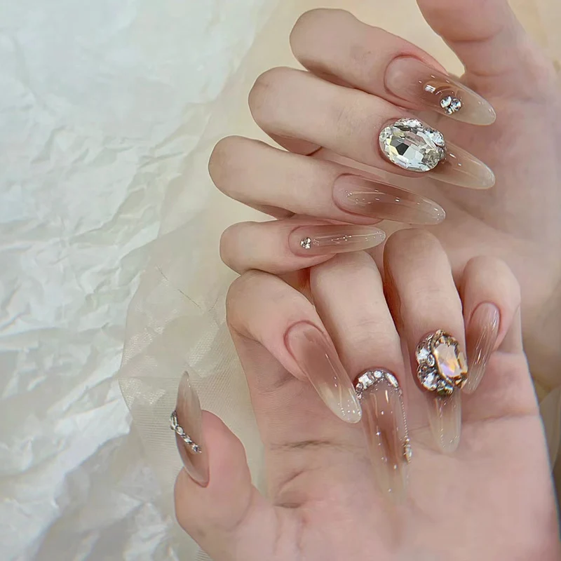 Elegante Press-On Nägel mit Kristallakzenten Karnz