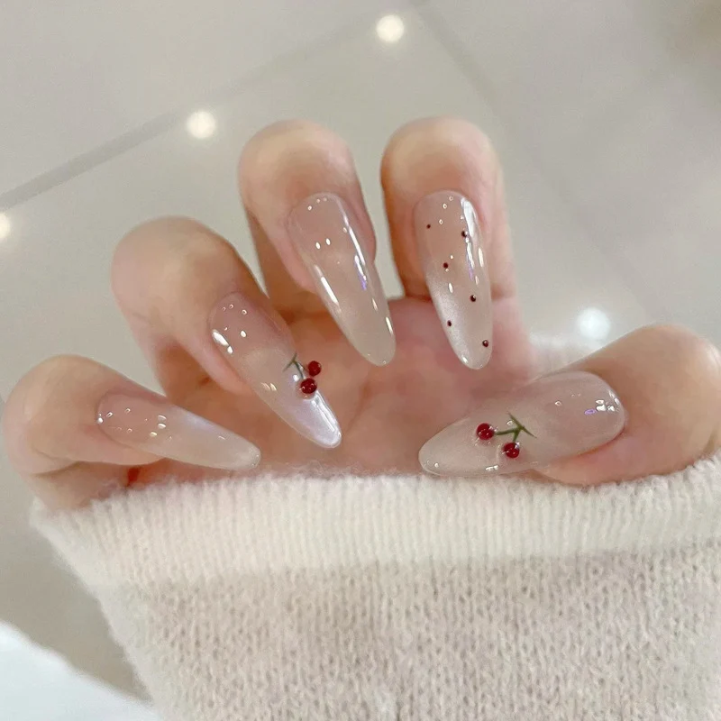 Elegante Press-On Nagelspitzen mit Kirschdesigns Karnz