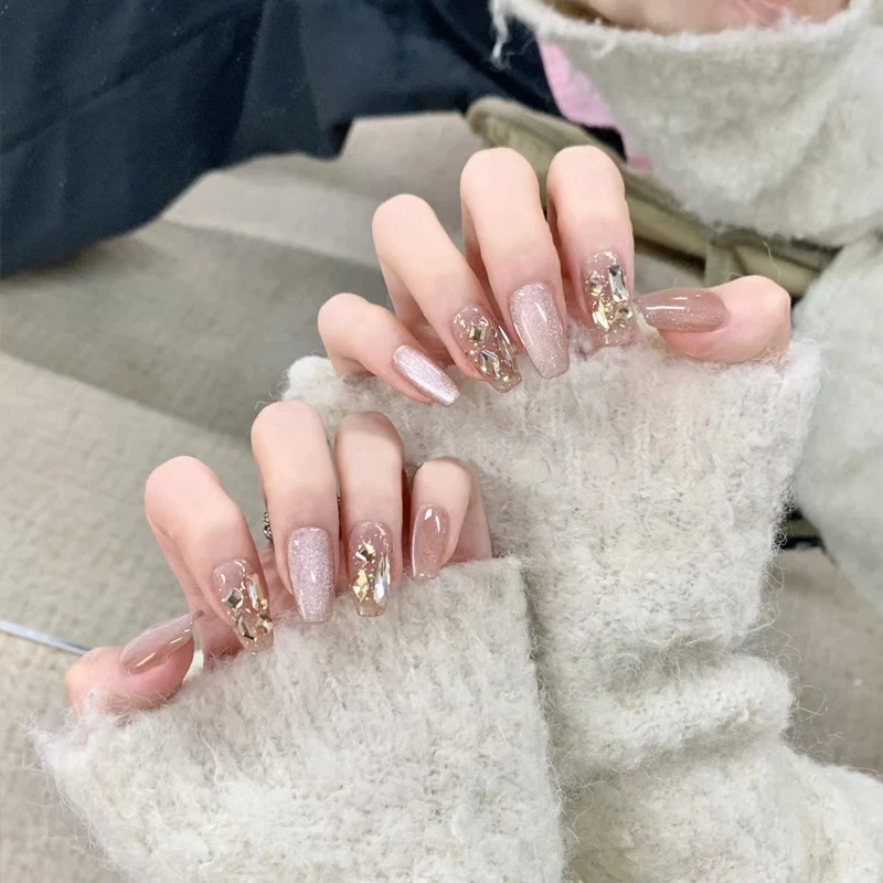 Elegantes Press-On-Nagelset mit funkelnden Akzenten Karnz