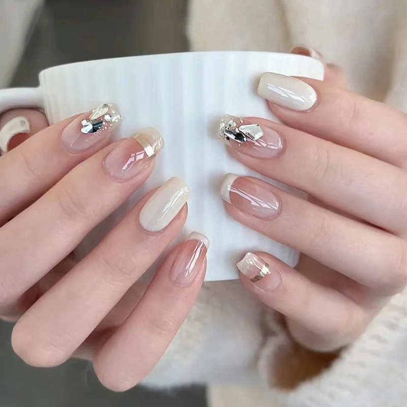 Elegantes Press-On-Nagel-Set mit Strass und französischem Spitzen-Design Karnz