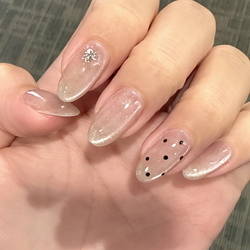 Elegantes Press-On-Nagel-Set mit floralen und Glitzerakzenten Karnz