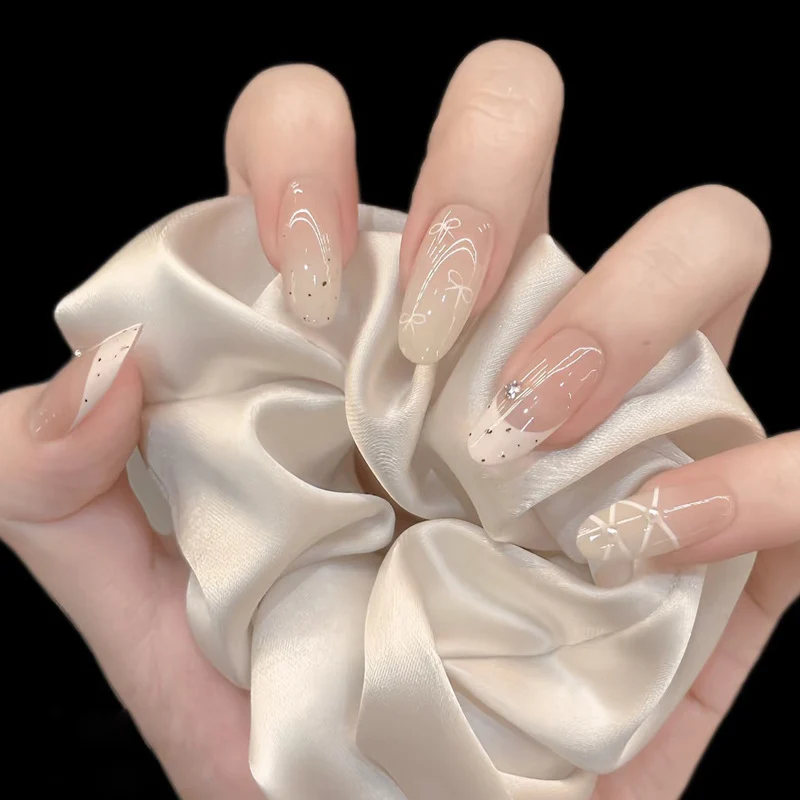 Elegantes Press-On-Nagelset mit künstlerischen Details Karnz