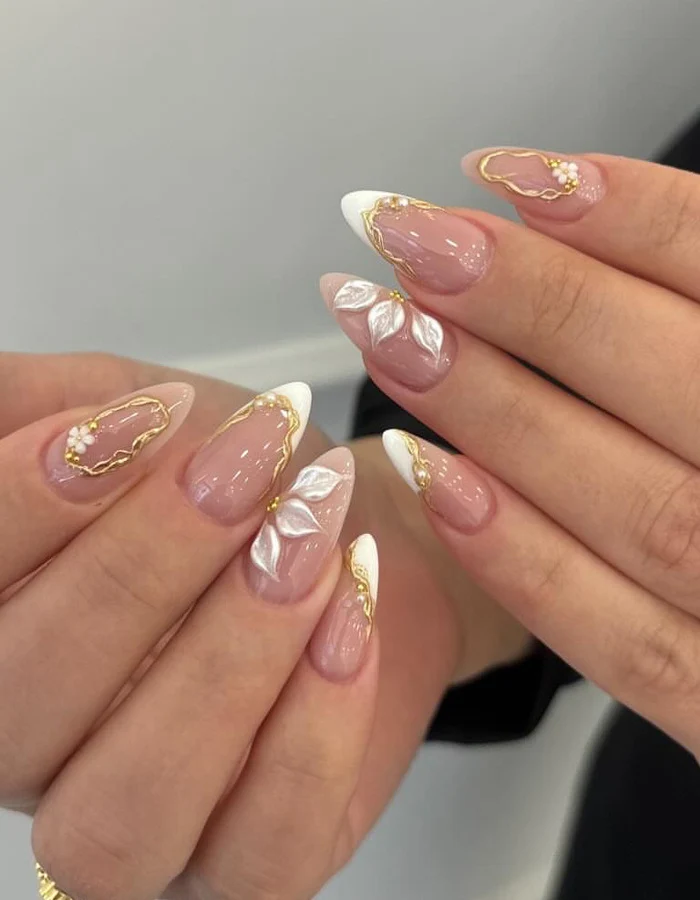 Elegante Press-On Nagelkunst mit goldenen Akzenten Karnz