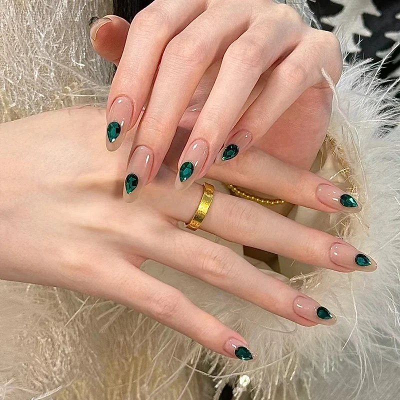 Elegante Press-On-Nagelkunst mit Edelsteinakzenten Karnz