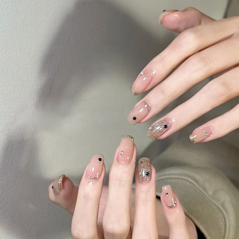 Elegantes Press-On-Nagelkunstset mit Glitzer und charmanten Akzenten Karnz